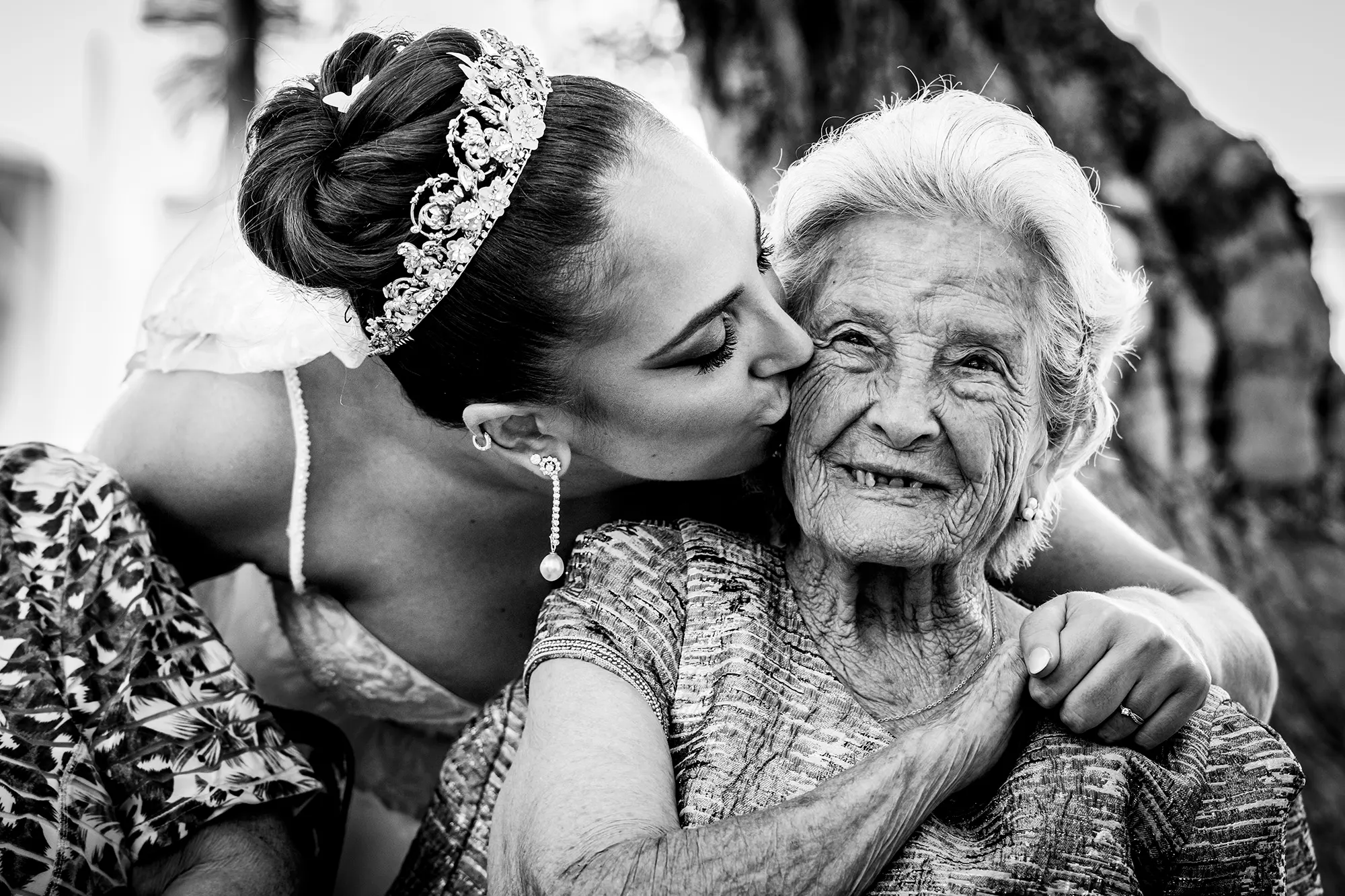 Novia besando a su abuela en blanco y negro