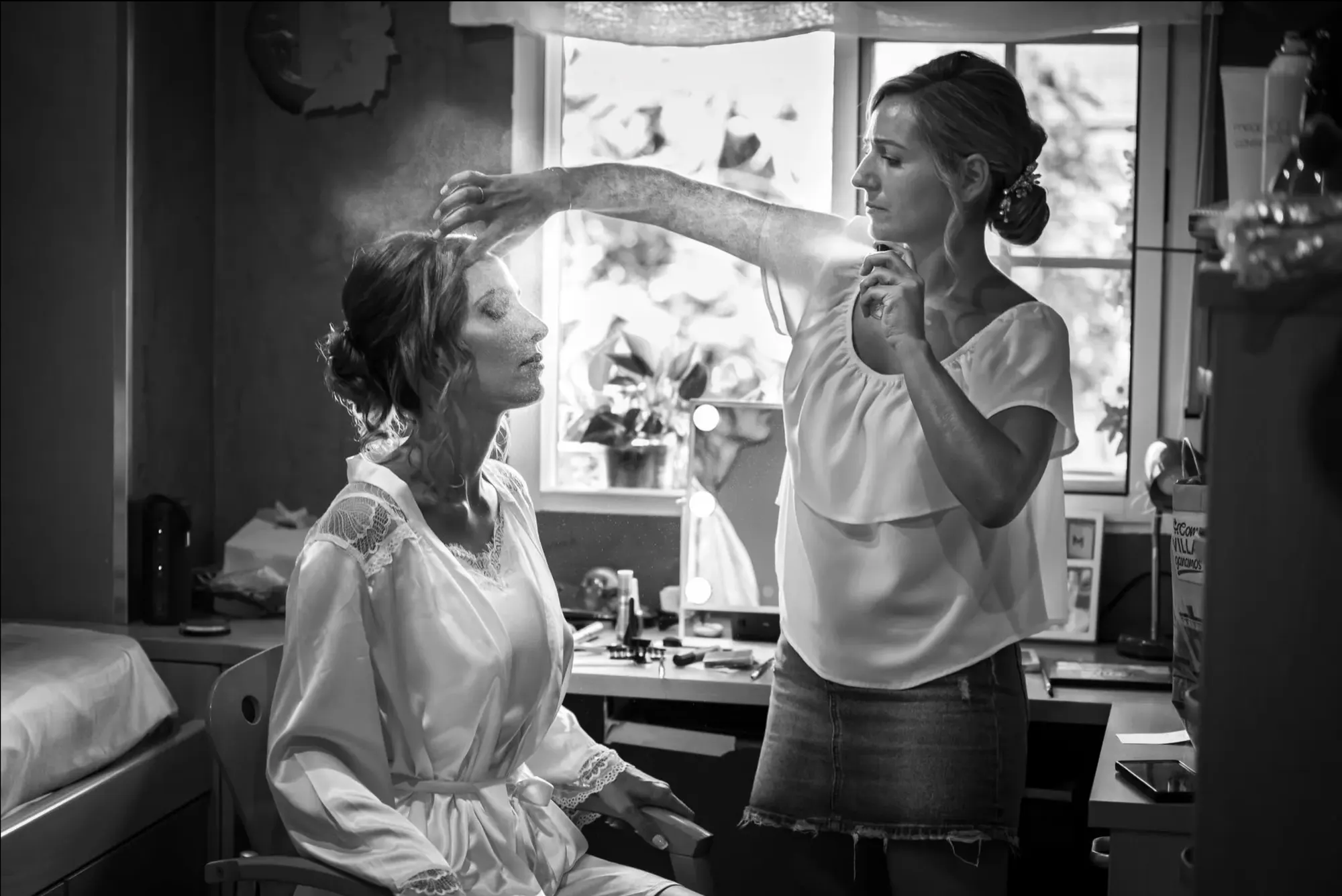 Novia durante el maquillaje en los preparativos, en blanco y negro