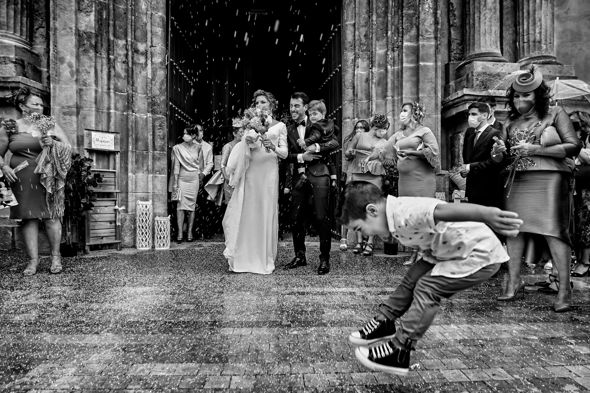 Niño bailando a la salida de la iglesia