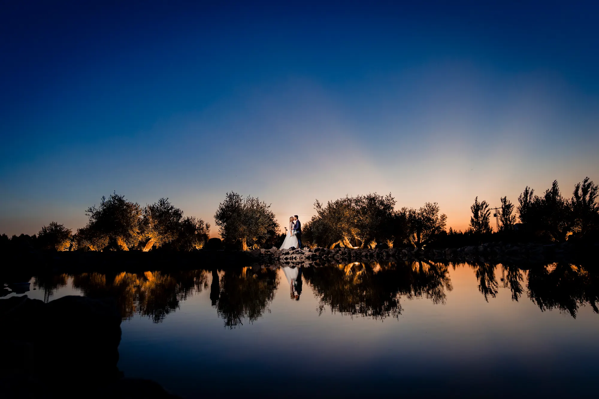 Atardecer reflejado en un lago