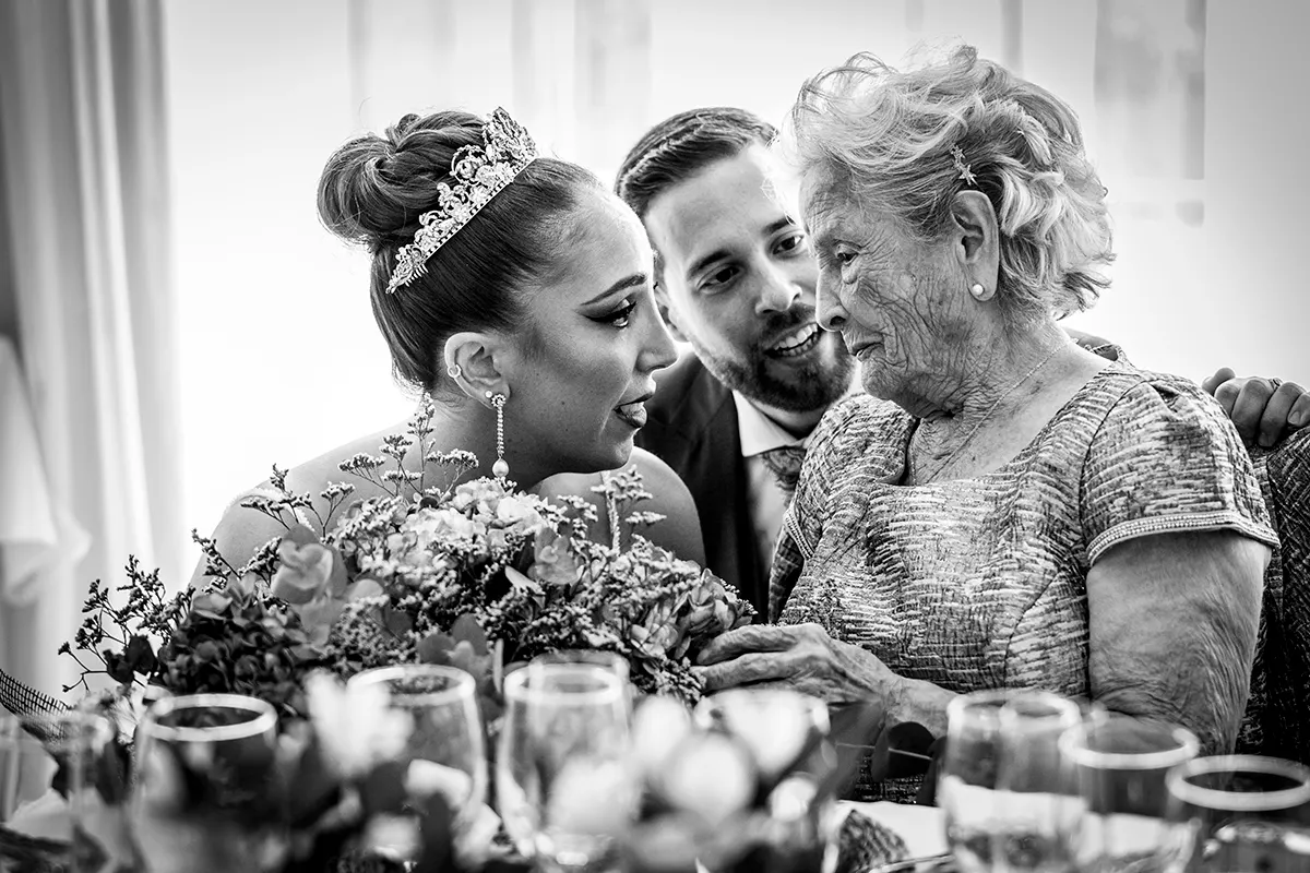 Novia charlando con su abuela en el banquete