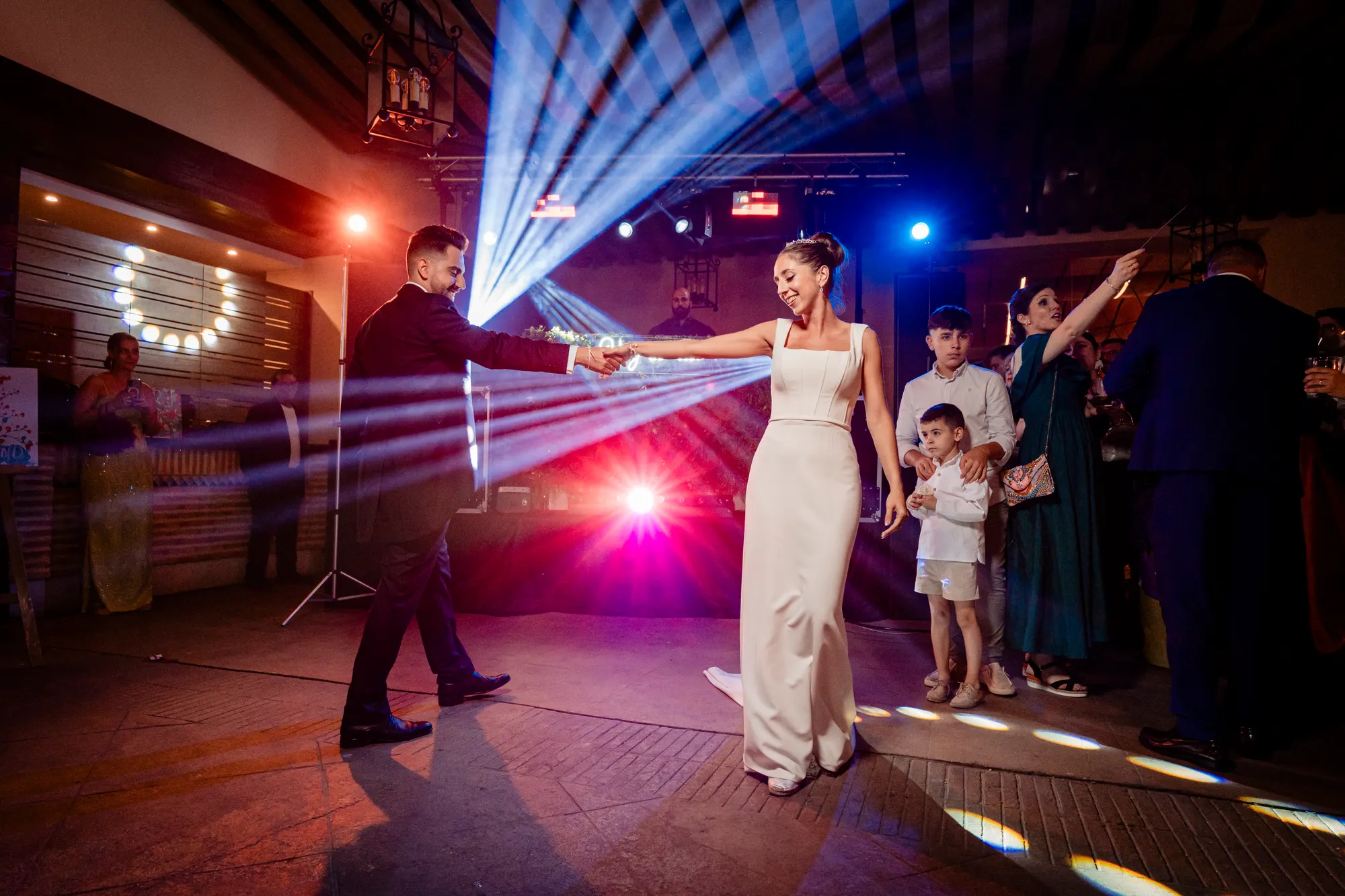 Primer baile de los novios entre luces de colores
