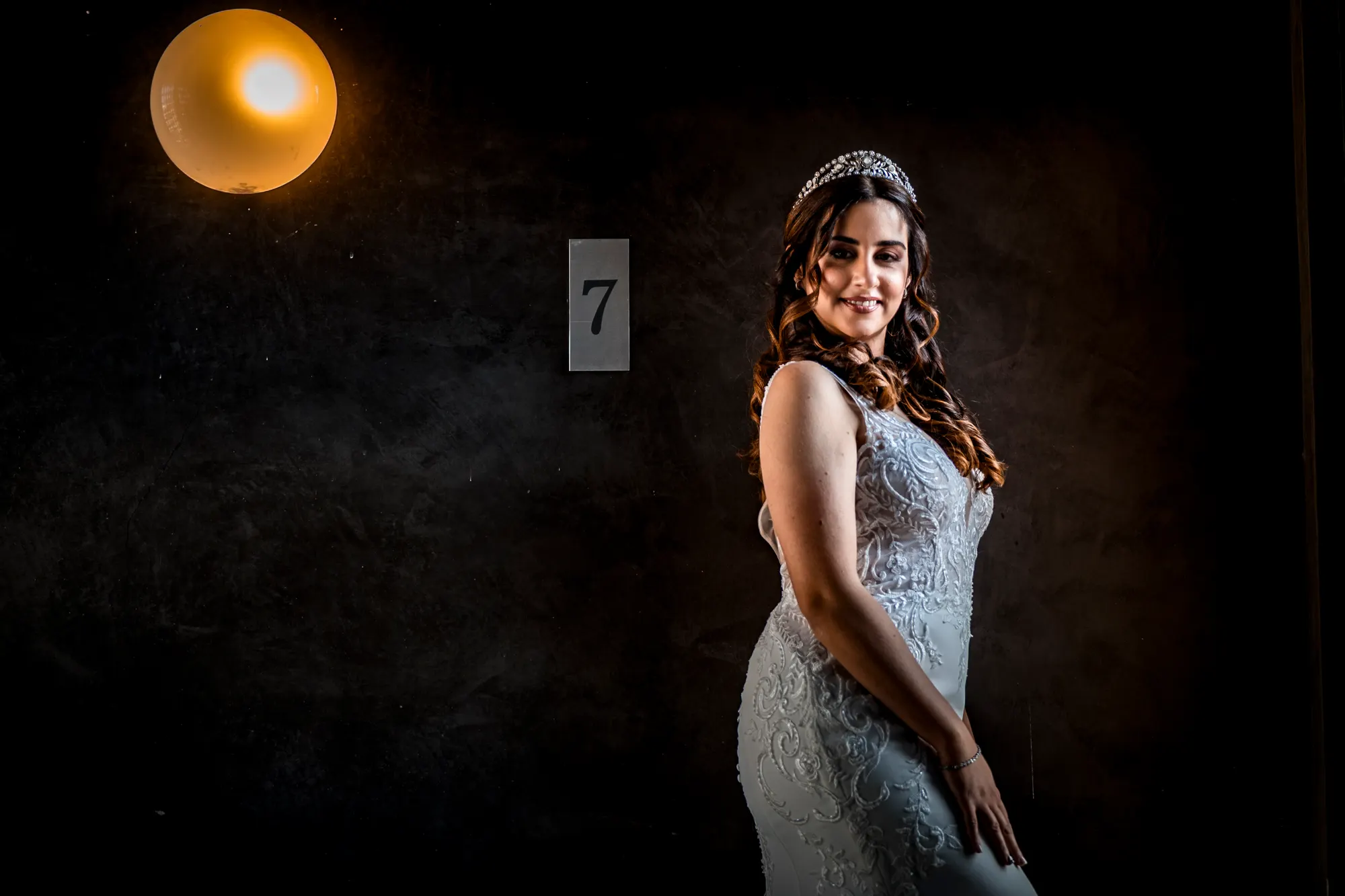 Novia con tiara bajo una luz cálida