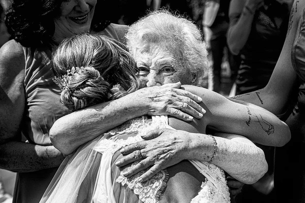 Abrazo emocionado de la novia con su abuela