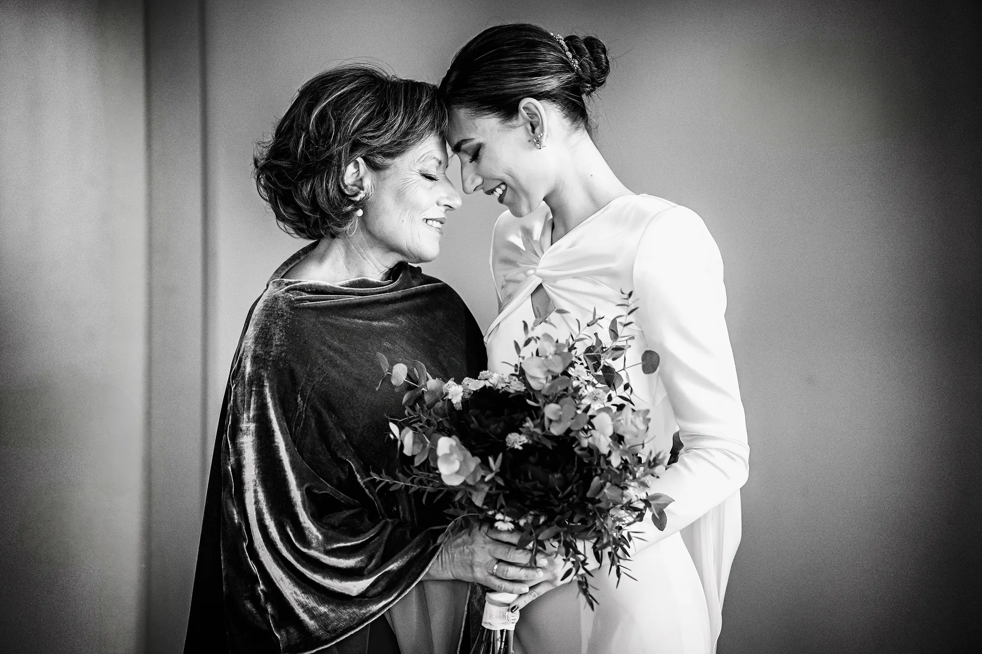 Novia abrazando a su madre antes de la ceremonia