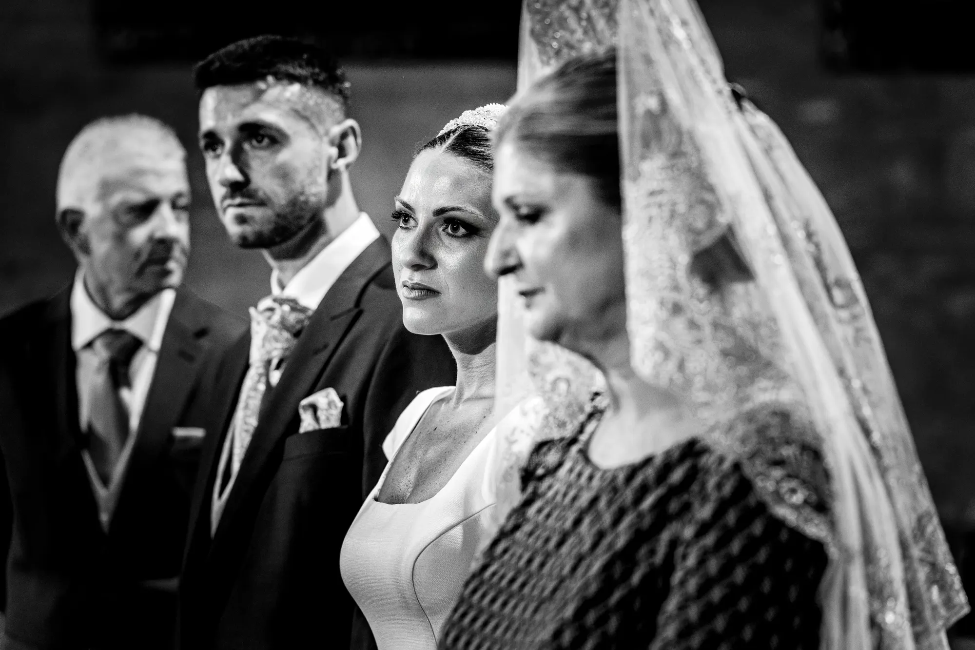 Novios y padrinos durante la ceremonia, en blanco y negro
