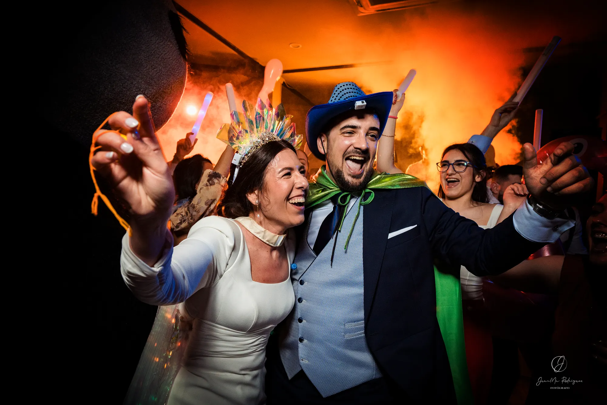 Novios disfrazados en plena fiesta