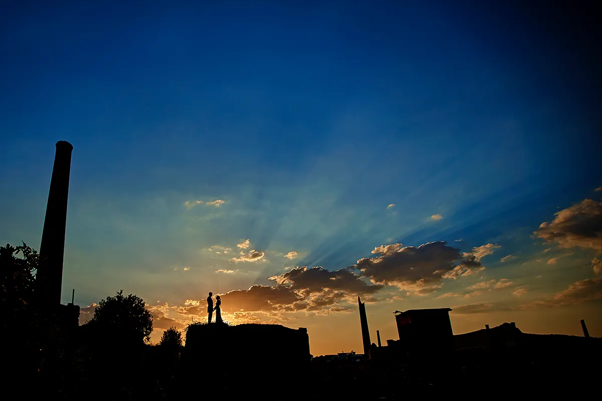 Siluetas de los novios en lo alto al atardecer