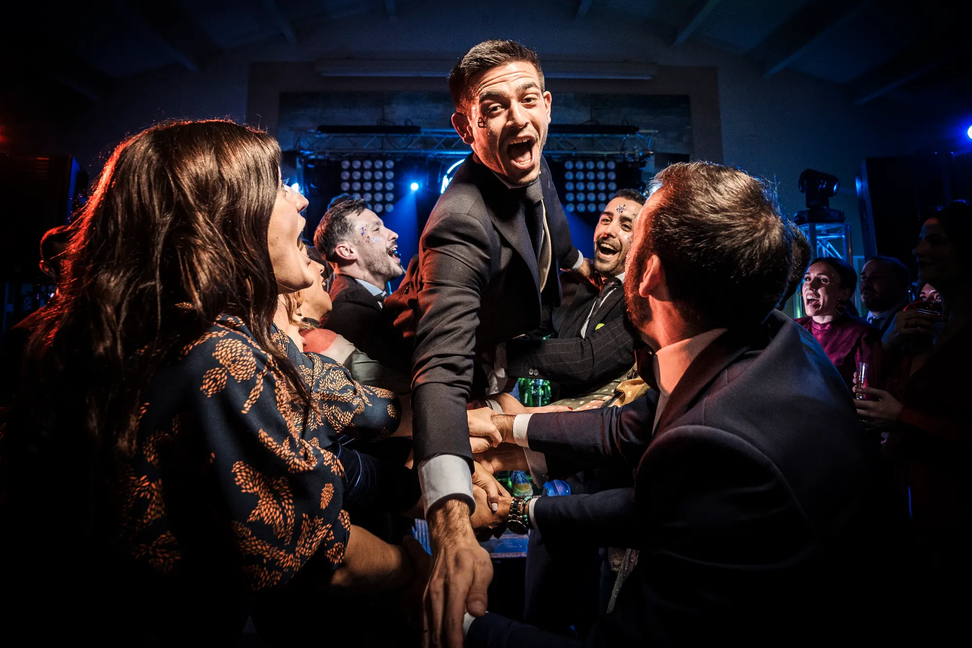 Invitados celebrando en la fiesta de la boda