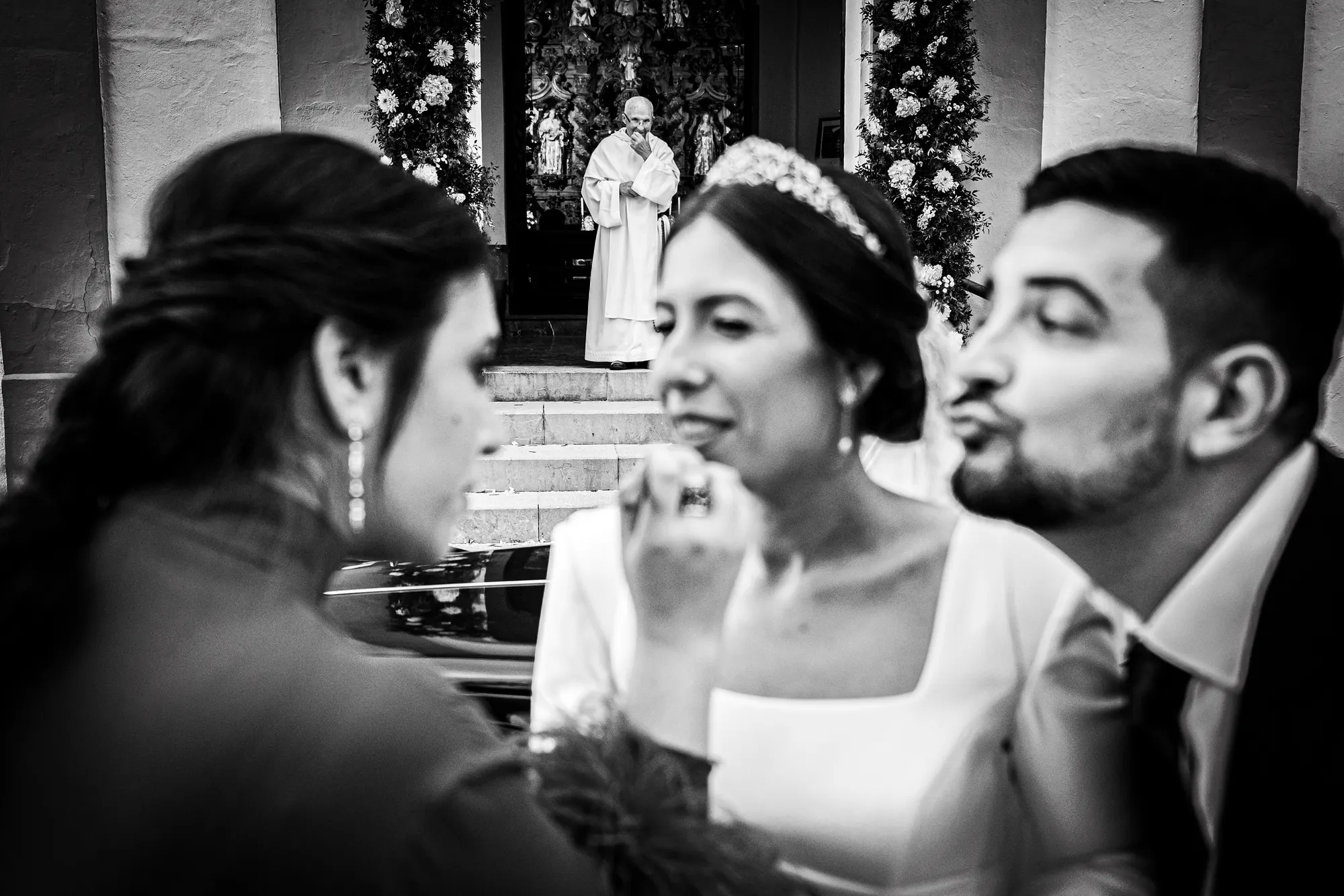 Novia emocionada junto a sus familiares a la salida de la iglesia
