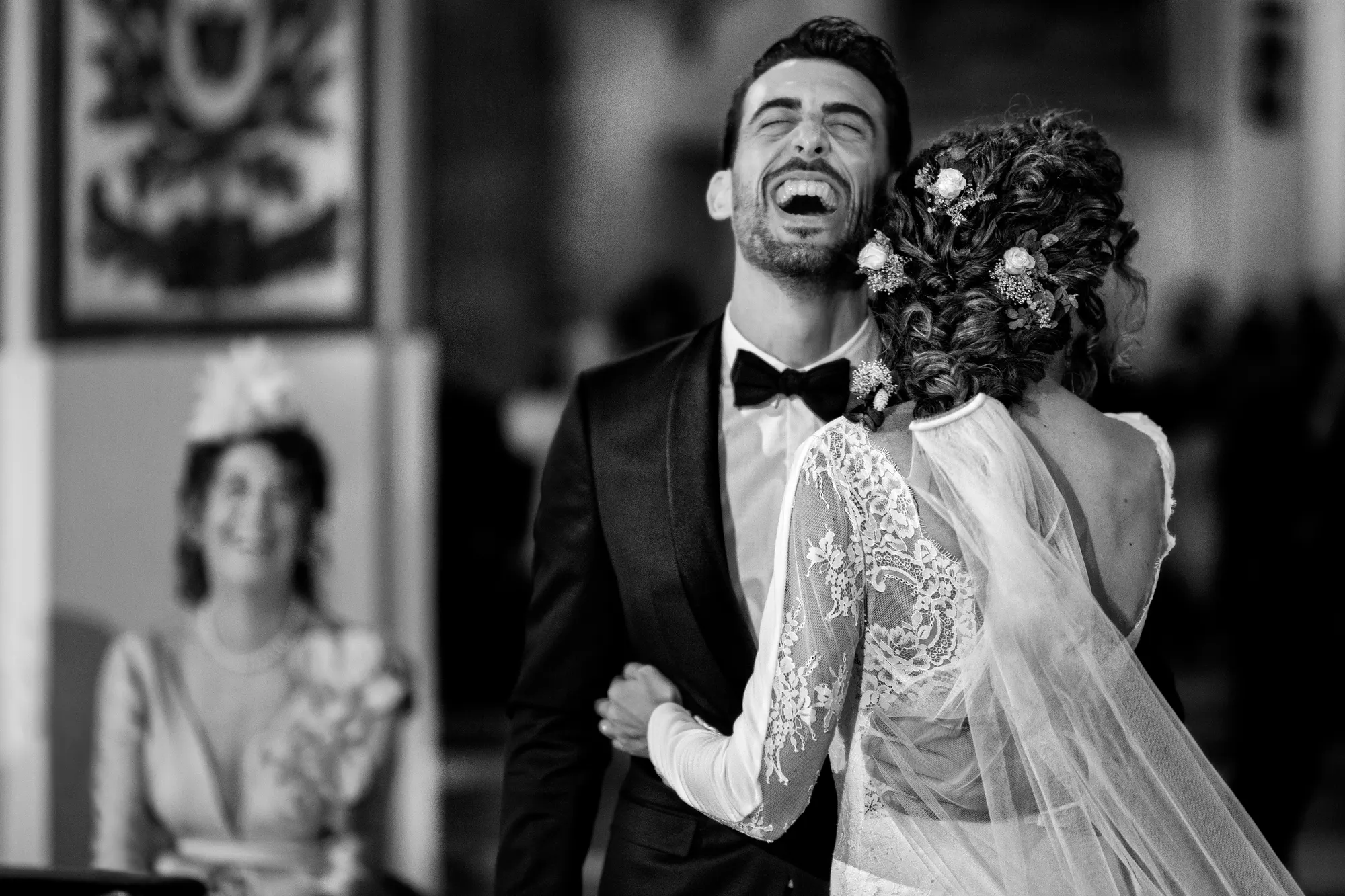Novios riendo durante el baile