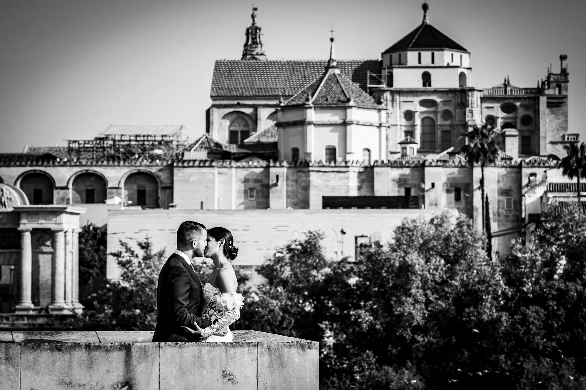 Novios besándose frente a la Mezquita-Catedral de Córdoba