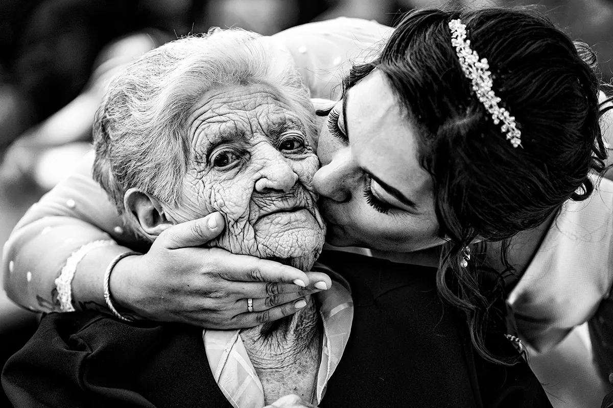 Novia besando a su abuela, en blanco y negro