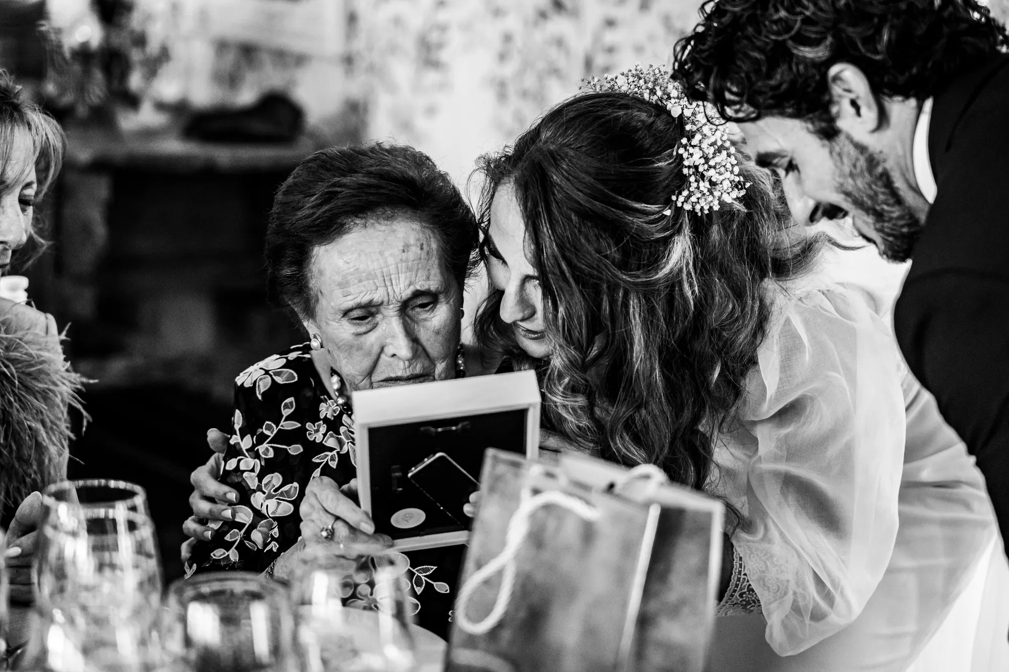 Abuela emocionada abriendo un regalo de los novios