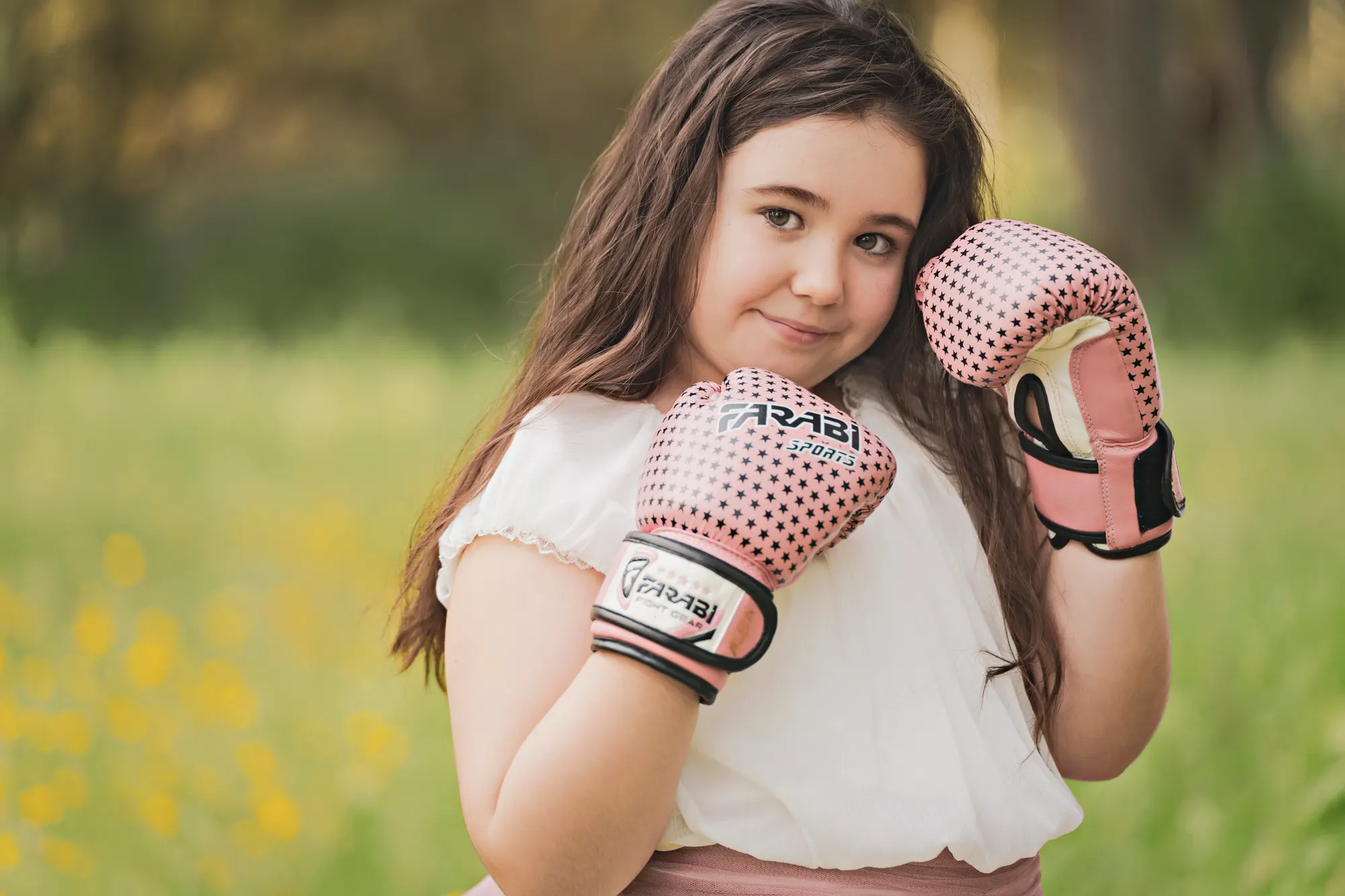 Niña de comunión con guantes de boxeo rosas