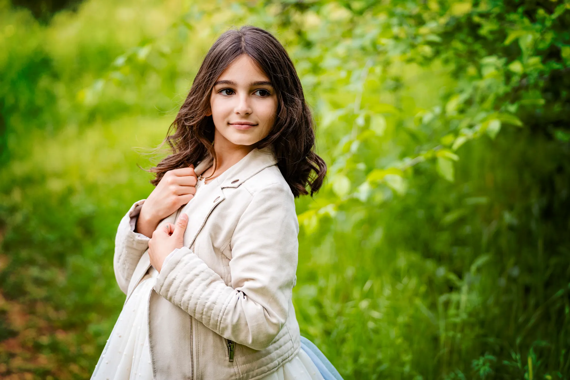 Niña de comunión en exterior con fondo verde