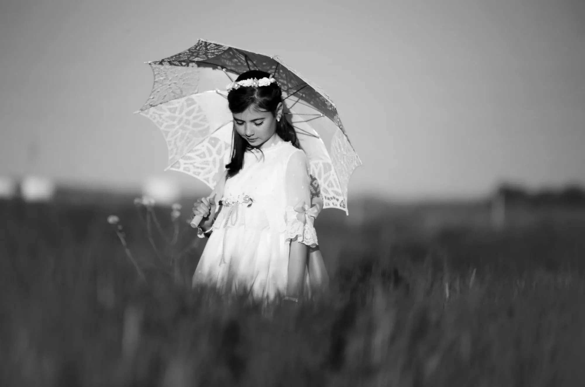 Niña de comunión con sombrilla de encaje, en blanco y negro