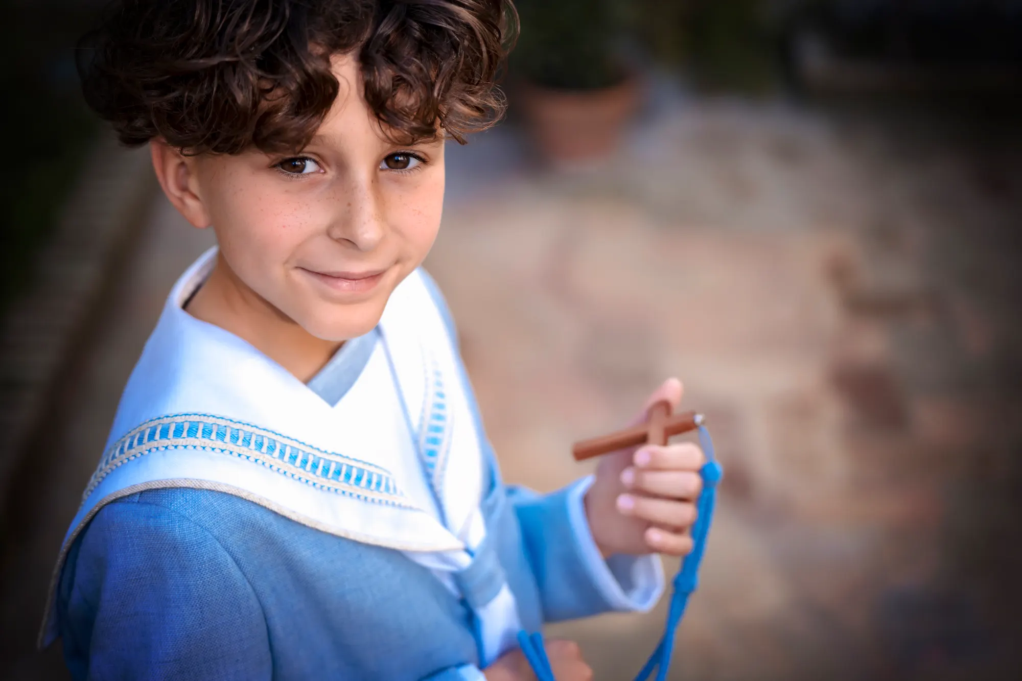 Niño de comunión con traje de marinero