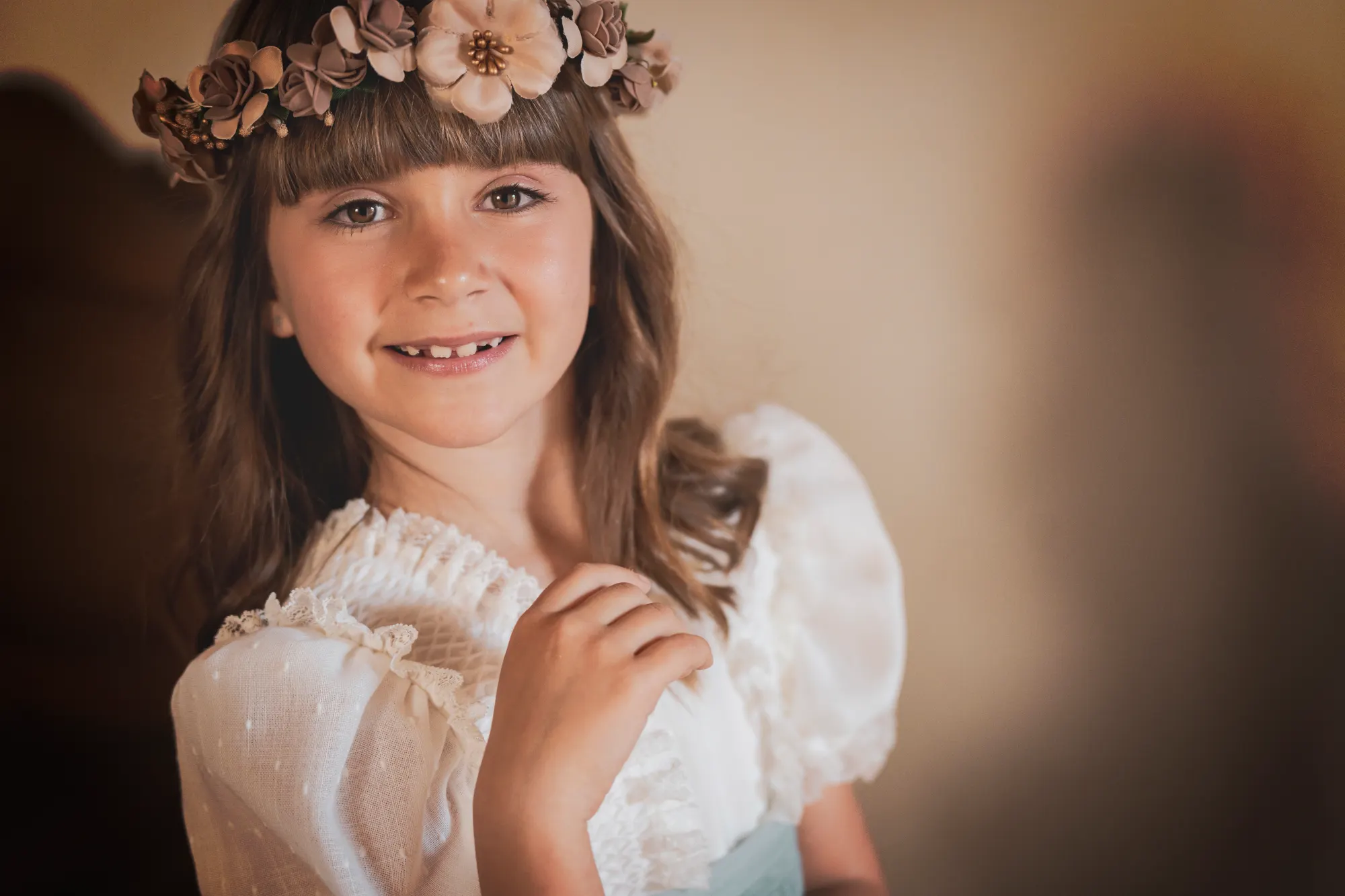 Retrato sonriente de niña de comunión