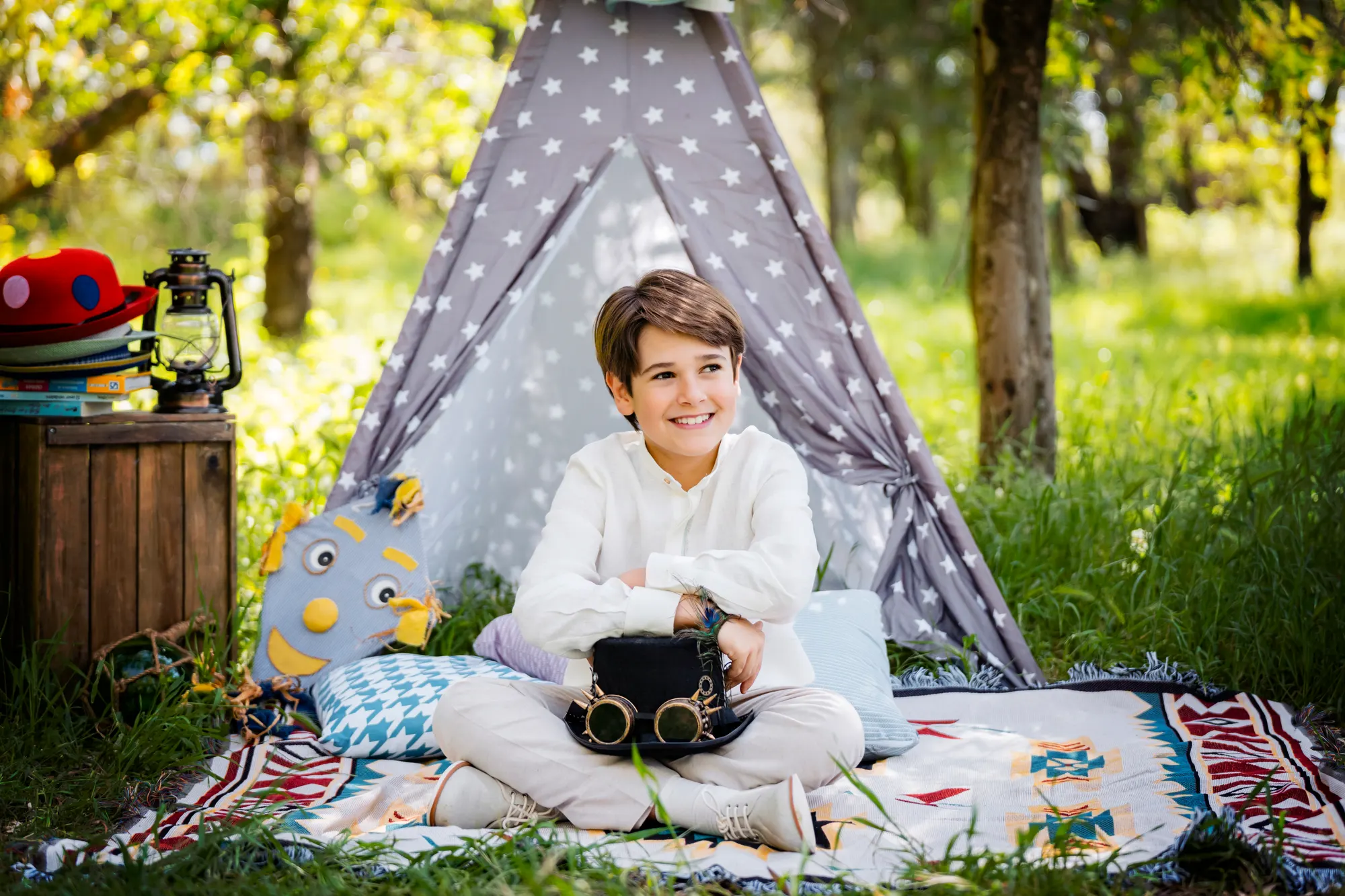 Niño de comunión en un tipi en el campo