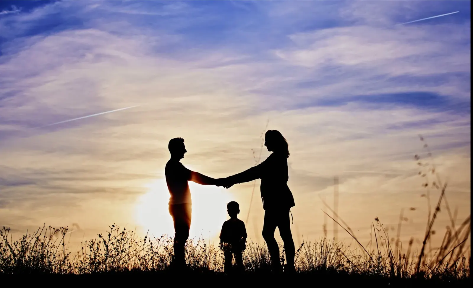 Siluetas de familia al atardecer