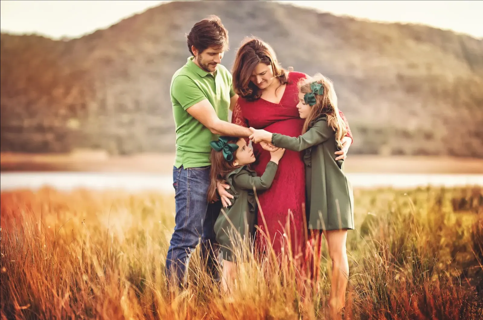 Familia abrazando a la mamá embarazada