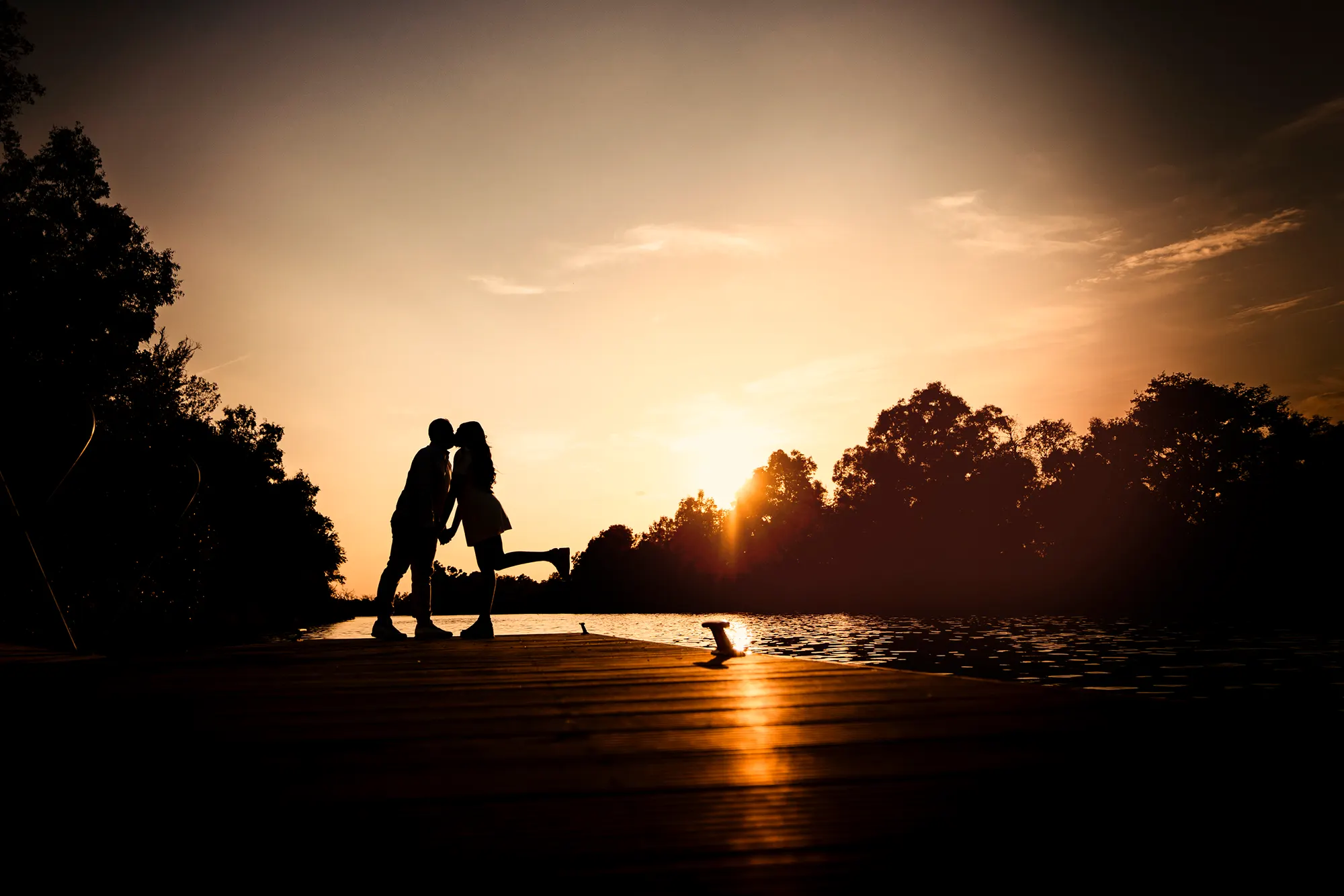 Silueta de la pareja junto al río al atardecer