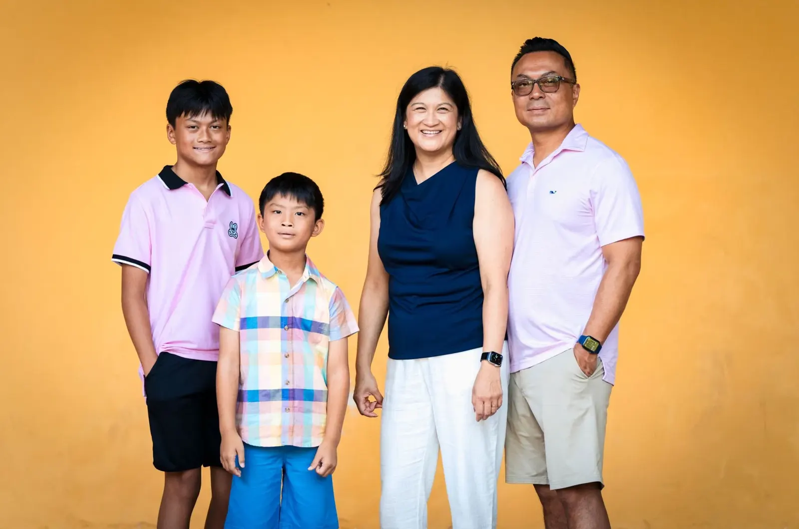 Retrato de familia sobre fondo amarillo